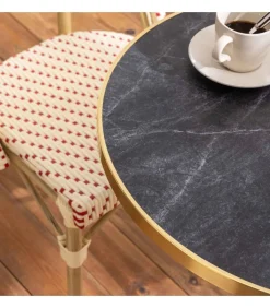 60 cm verstelbare zwartmarmeren terrastafel en 2 rode stoelen