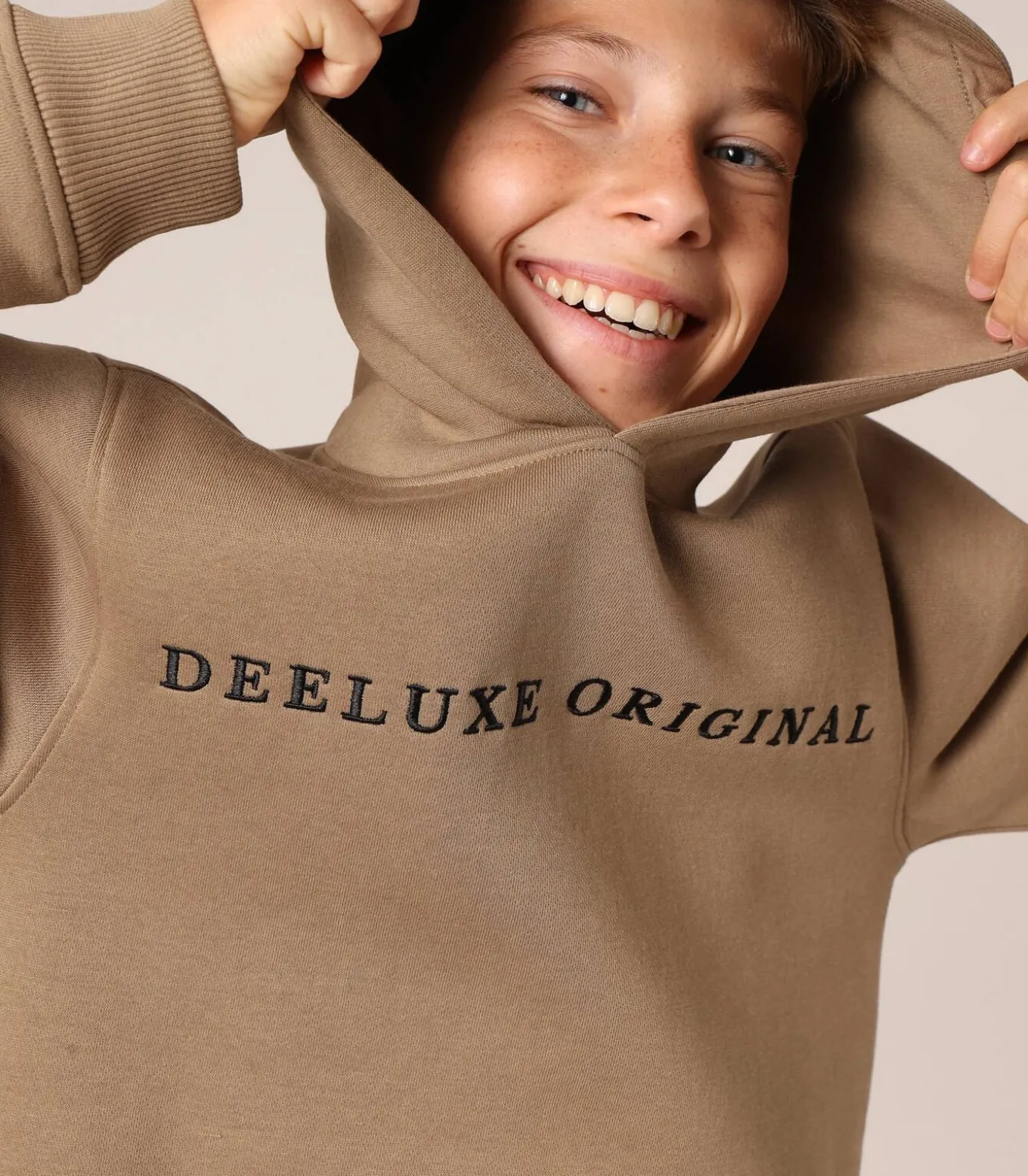 BEN - Fleece hoodie voor jongens met "DEELUXE ORIGINAL" borduursel en kangoeroezak