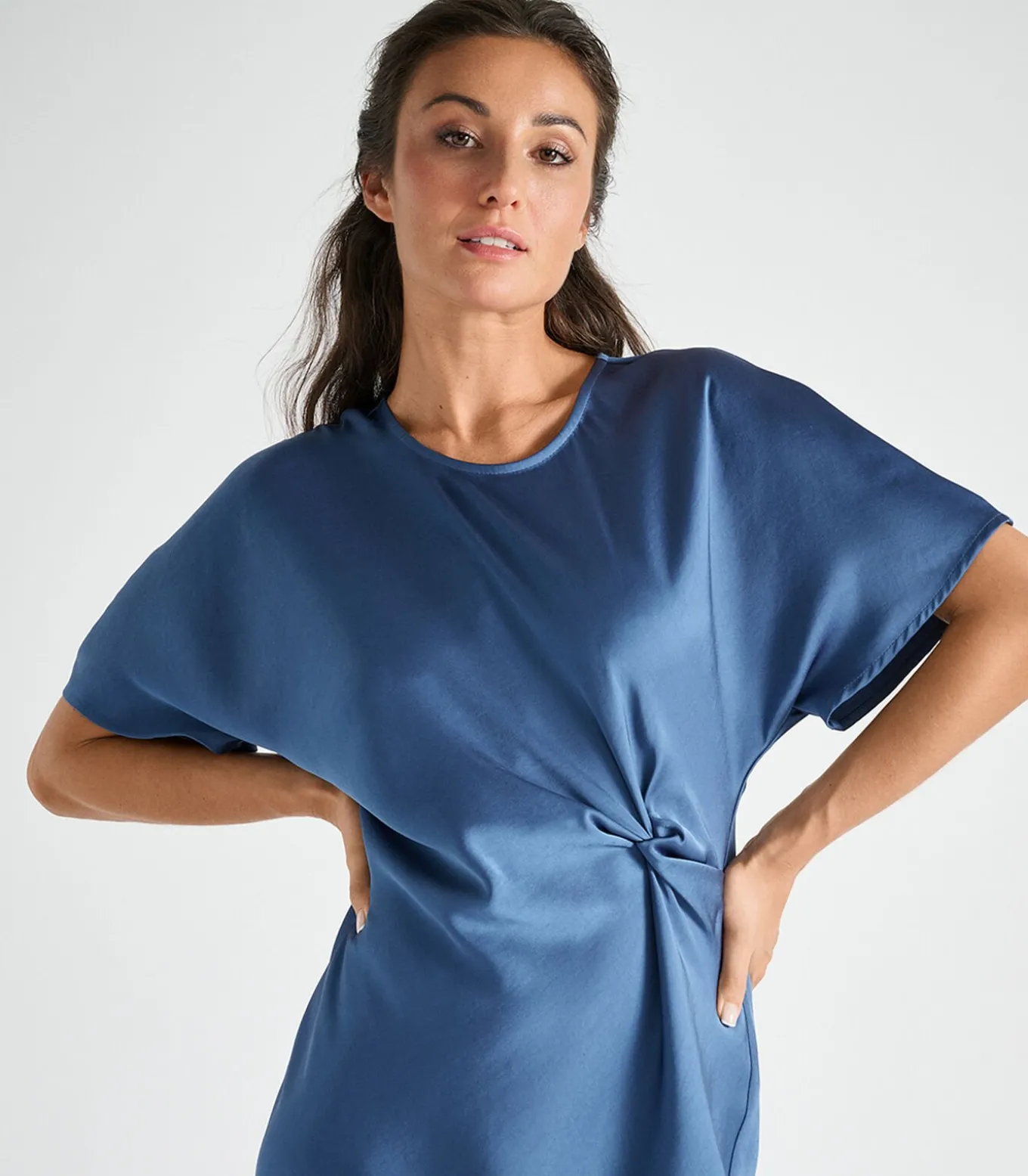 Blauw kleed in satijn