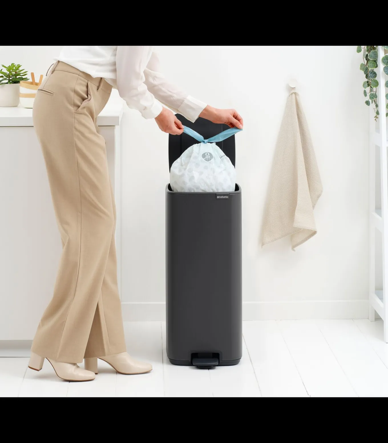 Brabantia Bo Pedaalemmer, 30 liter, stil sluitend, kunststof binnenemmer - Mineral Infinite Grey