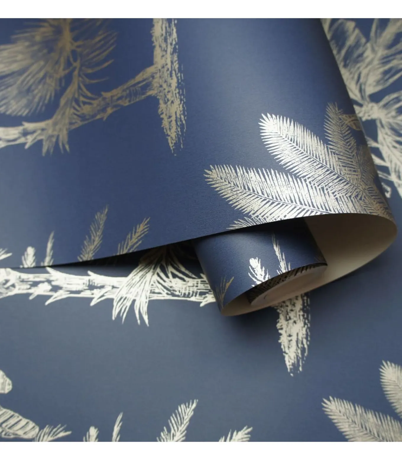 DUTCH WALLCOVERINGS Behang Tropical Trees marineblauw en zilverkleurig