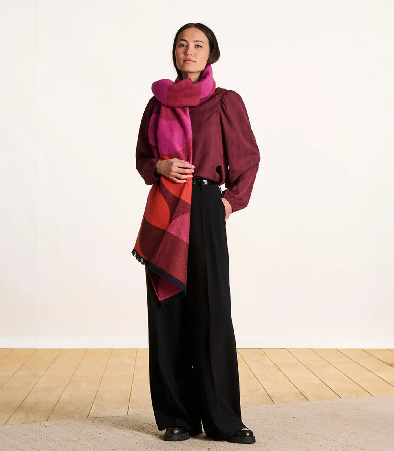 Gedessineerde rode sjaal van biologisch katoen