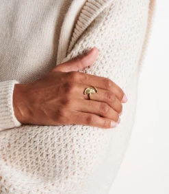 Gouden ring met ginkobloem