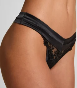 Hoog uitgesneden string Sveta