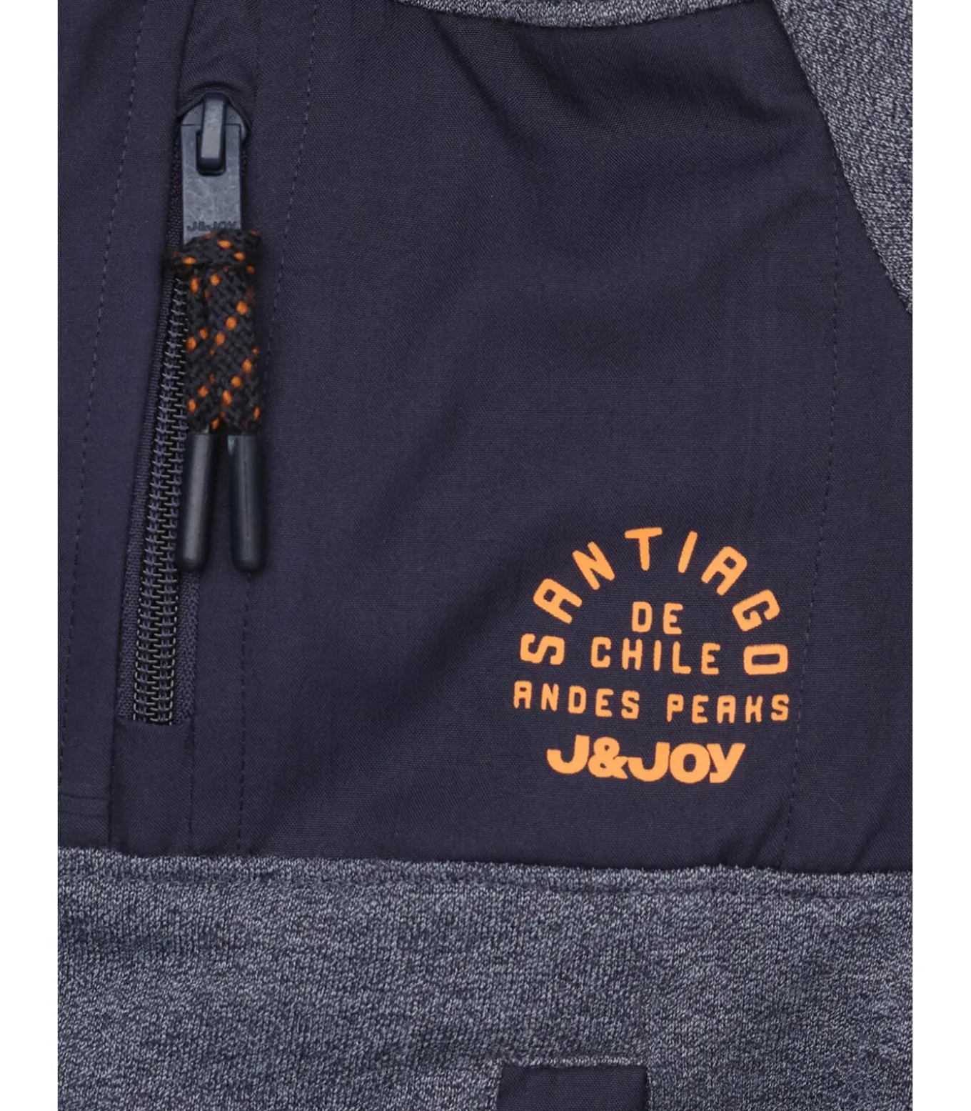 Jongenstrui met capuchon en Santiago-logo op het hart