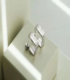 Kleine zilveren oorbellen Lignis breed