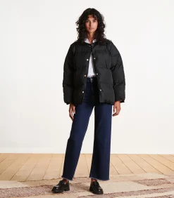 Kort zwart gewatteerd donsjack