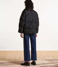 Kort zwart gewatteerd donsjack