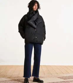 Kort zwart gewatteerd donsjack