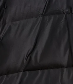 Kort zwart gewatteerd donsjack