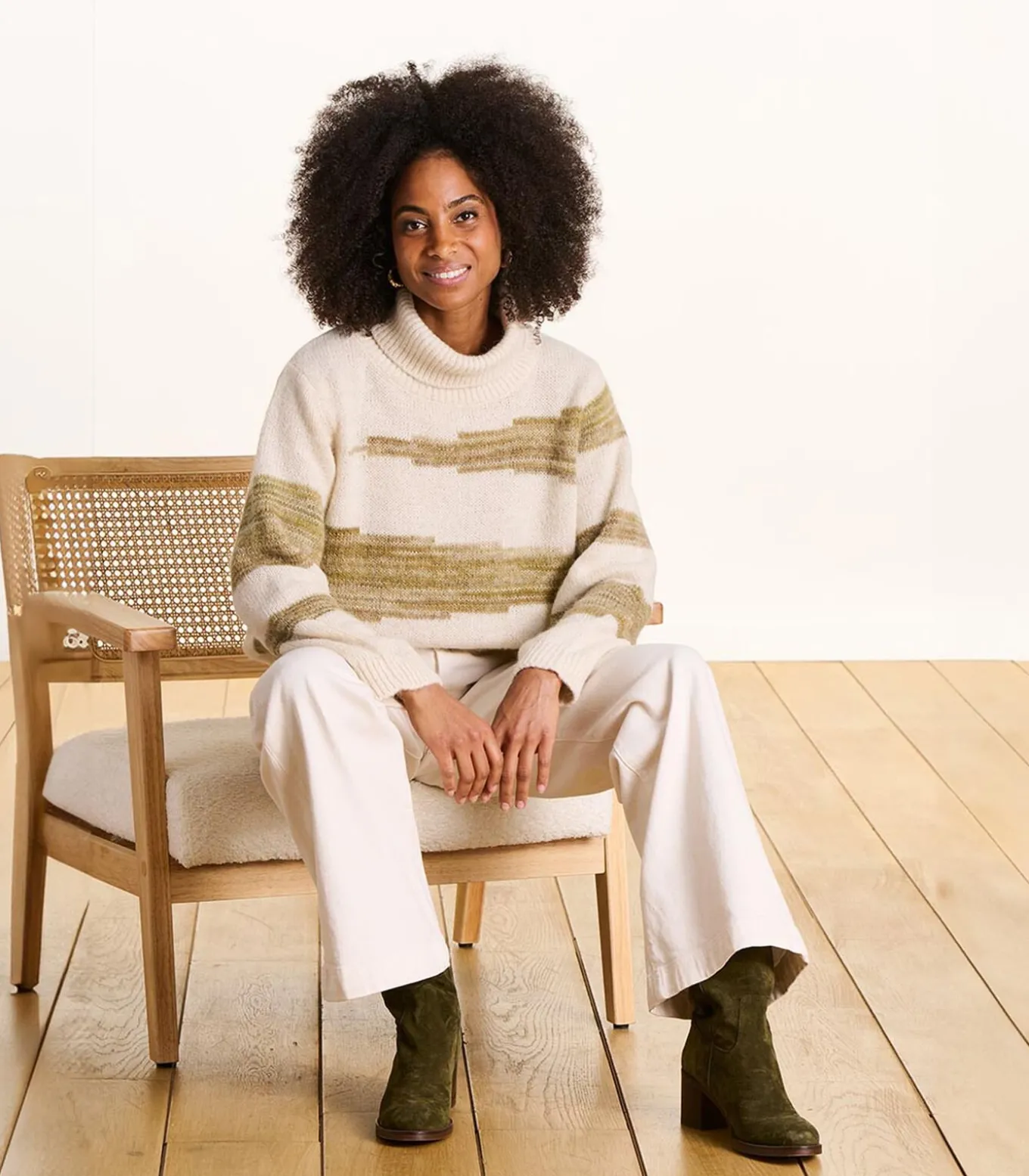 Korte bicolor trui met coltrui en patroon