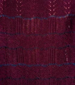 Korte bordeaux trui in opengewerkte stof met ronde hals