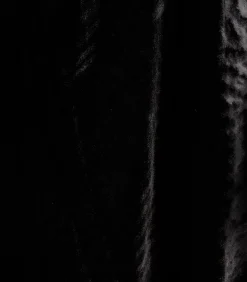 Korte jurk van zwarte fluweel met borduurwerk