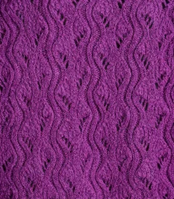 Korte paarse gilet in opengewerkte stof