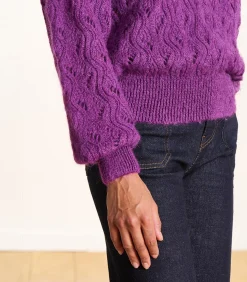 Korte paarse trui in opengewerkte stof met ronde hals