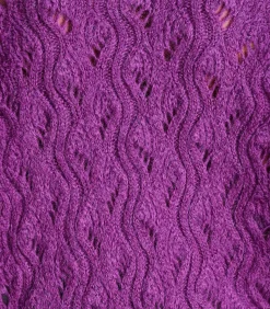 Korte paarse trui in opengewerkte stof met ronde hals