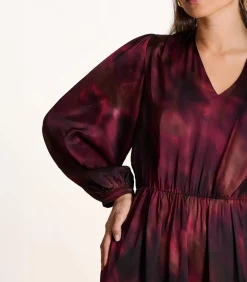 Lange rode satijnen jurk met print