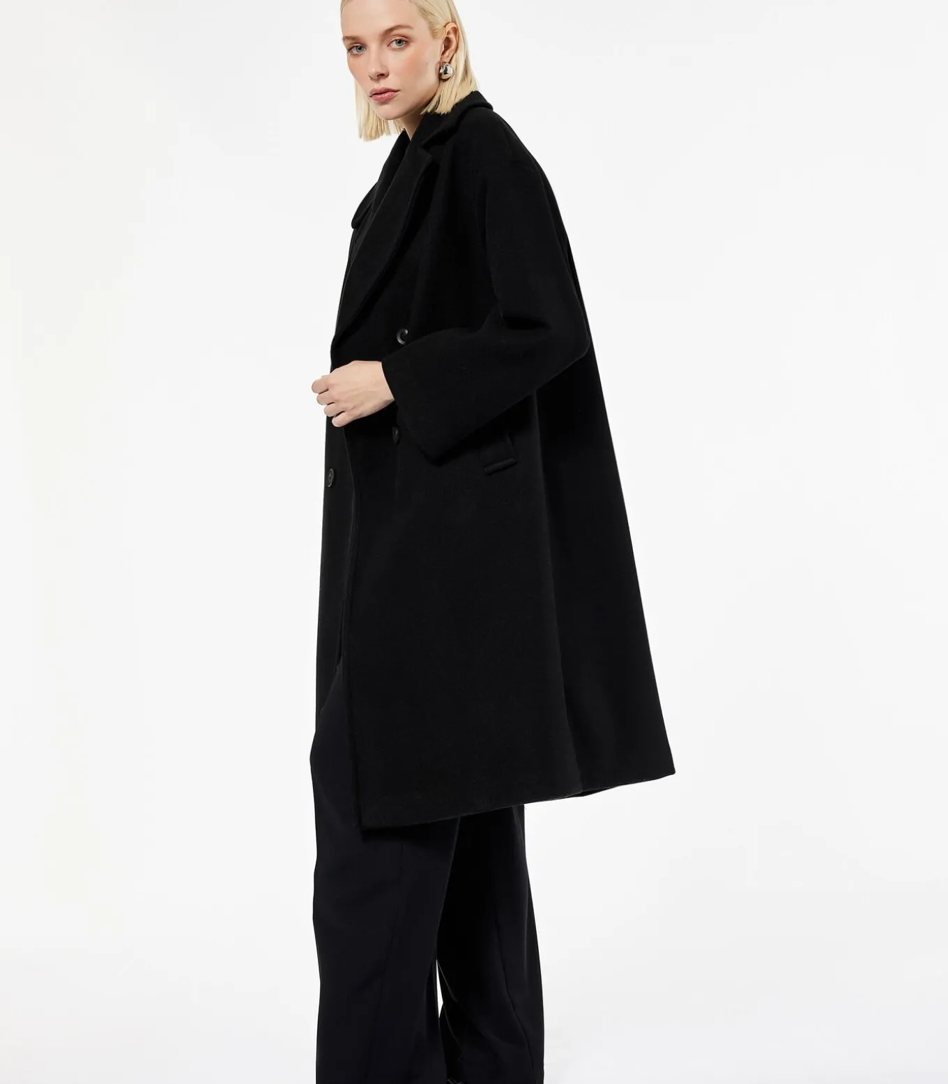 Lange Zwarte Mantel Met Knoopsluiting en Zakdetails