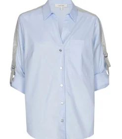 Lichtblauw hemd met zilver contrastlint op de schouders