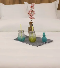 Lichtgewicht synthetisch zomerdekbed in wit polyester 240x260 cm