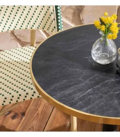 Liggende zwartmarmeren terrastafel van 60 cm en 2 groene stoelen