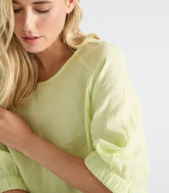 Limoen kleurig bloesje met driekwart mouw en rekker afgewerkt