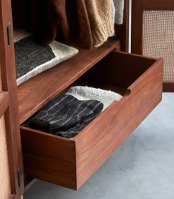 Lisbeth - Kast van iepenhout en riet