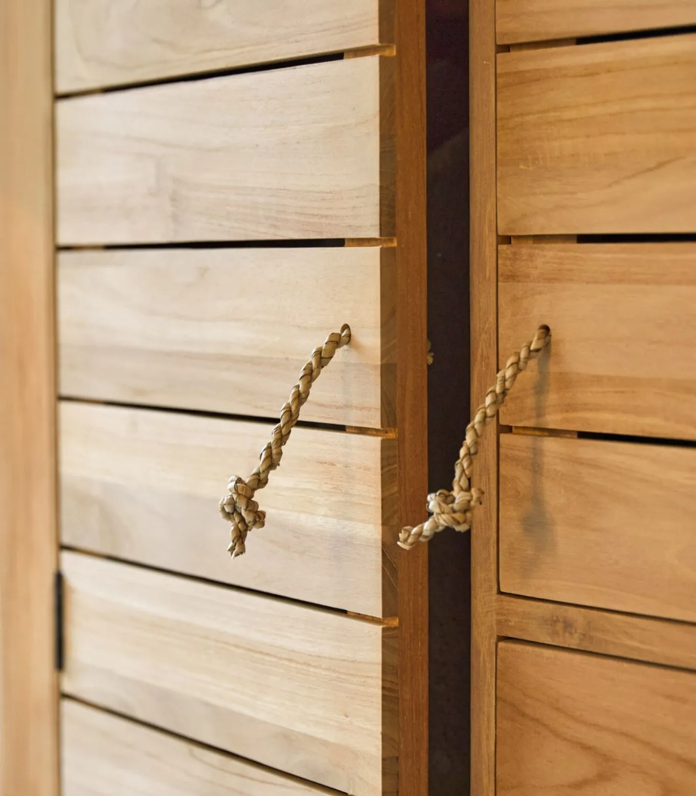 Minimalys - Hangkast van massief teakhout