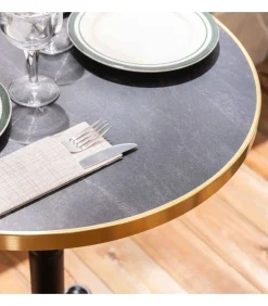 Set van zwart marmeren terrastafel en 2 blauwe stoelen