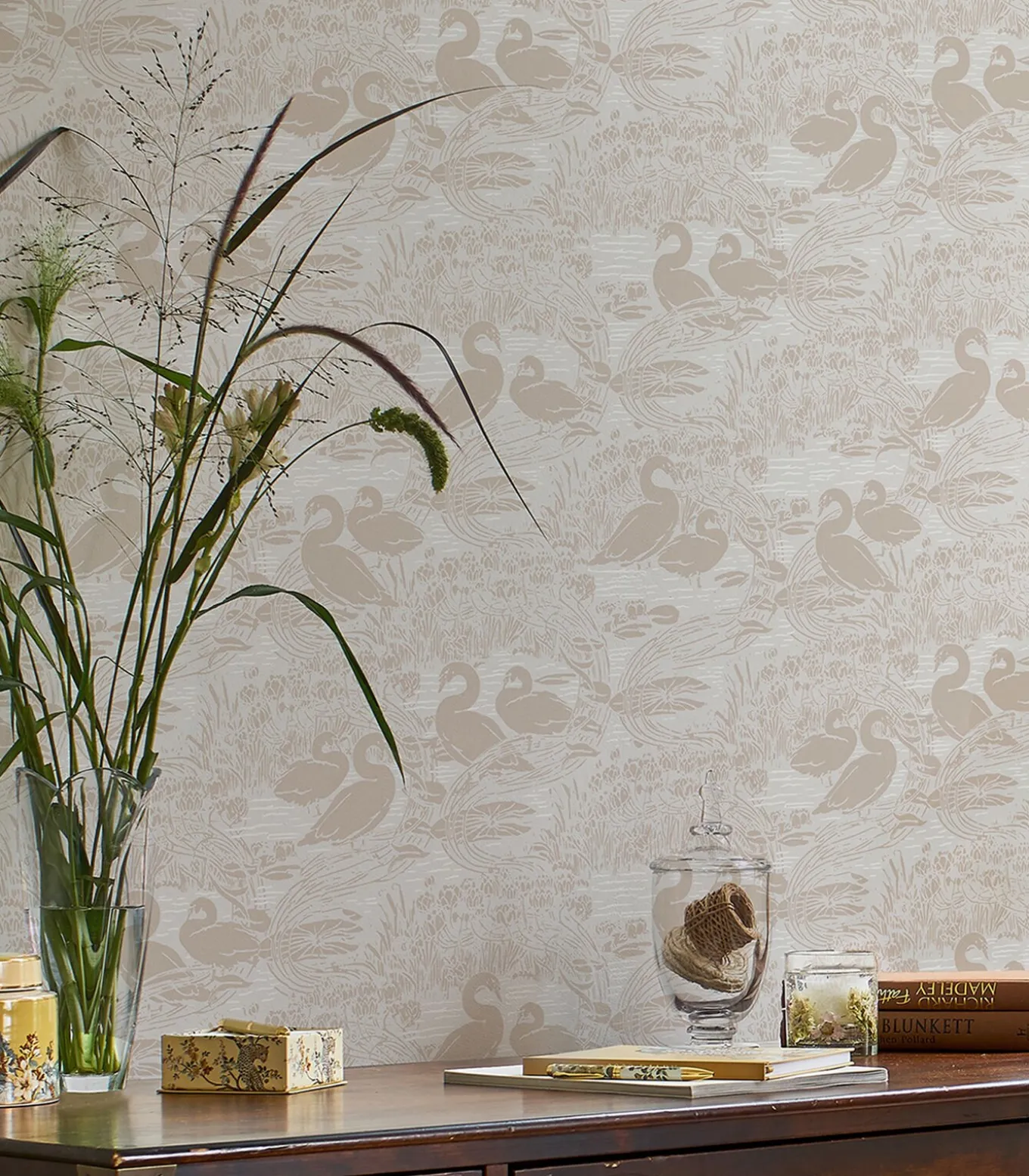 Vliesbehang Swans Dove Grey| Beige Grijs