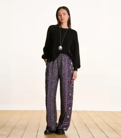 Vloeiende broek in pruimkleurige twill met sjaalprint