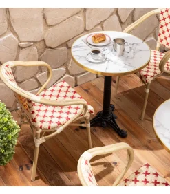 Witmarmeren terrastafel en 2 rode stoelen set