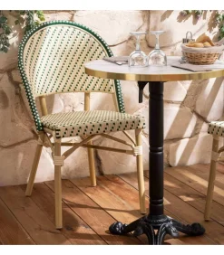 Witte marmeren liggende terrastafel van 60 cm en 2 groene stoelen