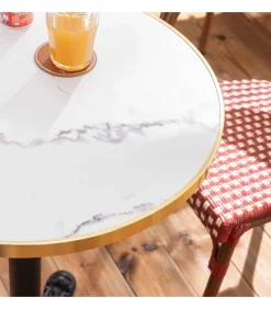 Witte marmeren terrastafel van 60 cm en 2 rode stoelen