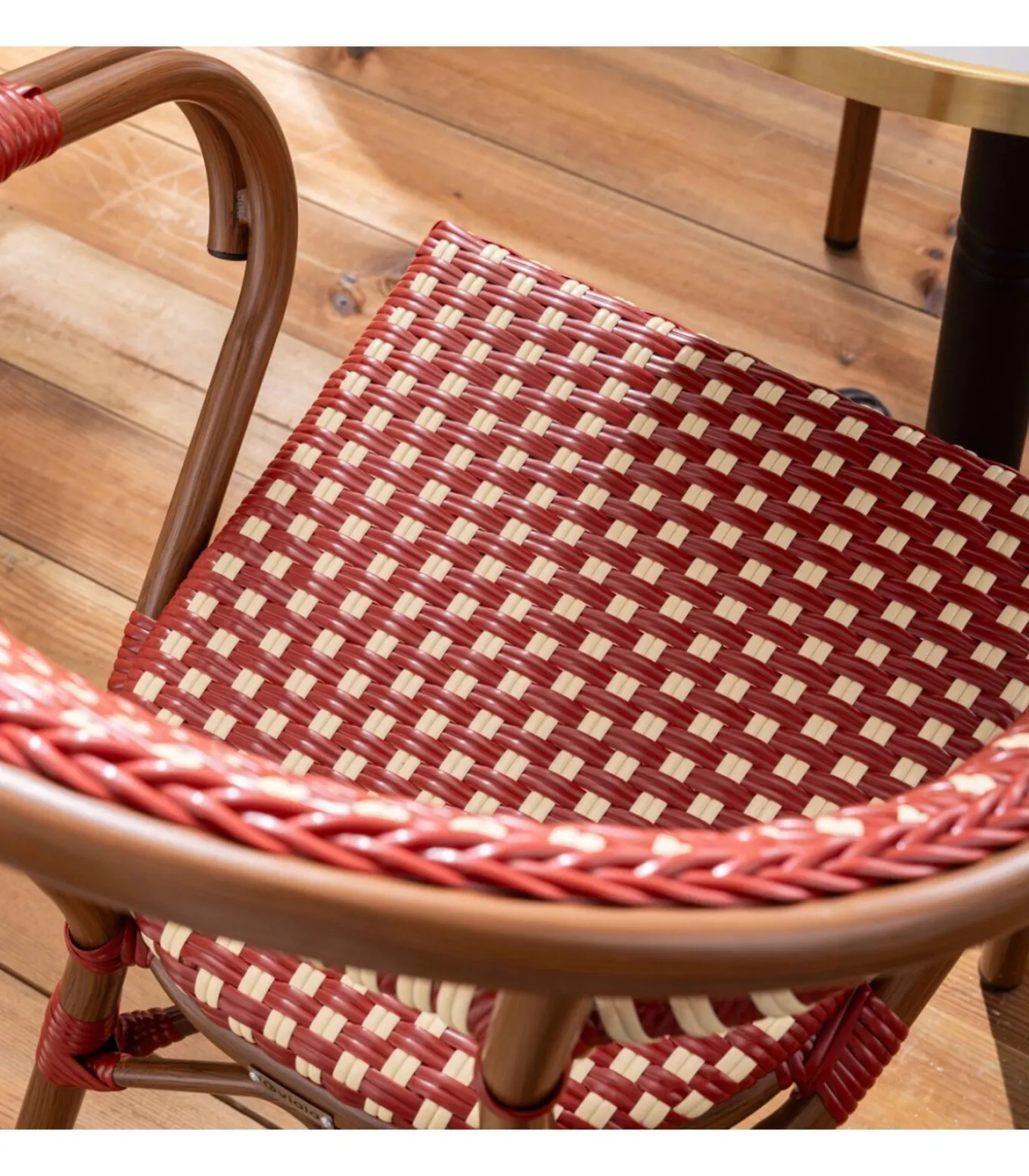 Witte marmeren terrastafel van 60 cm en 2 rode stoelen