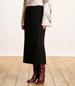 Zwarte midirok van geplooide stof